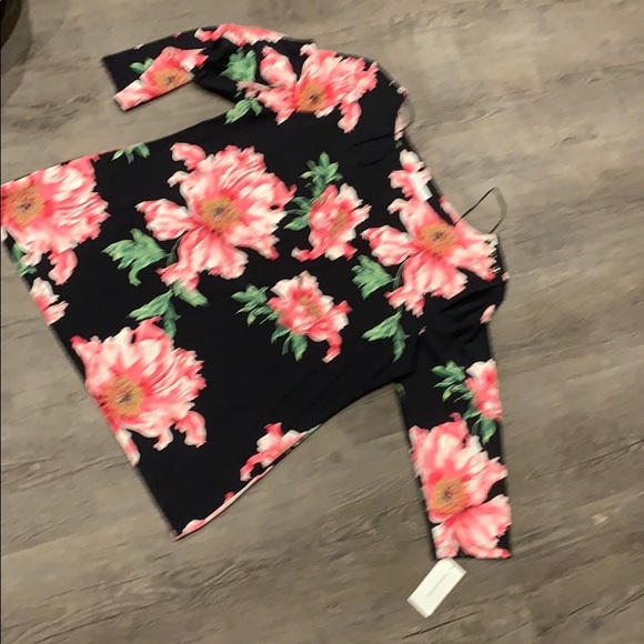 Brand NEW top - Picture 2 of 4